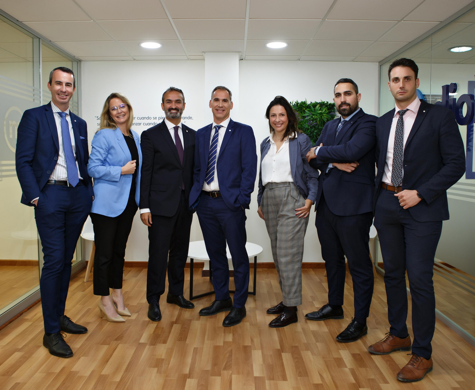 Los Family bankers de Almeria junto al reposnable de la entidad en la Zona Sur, Jaime García (tercero por la izquierda) .