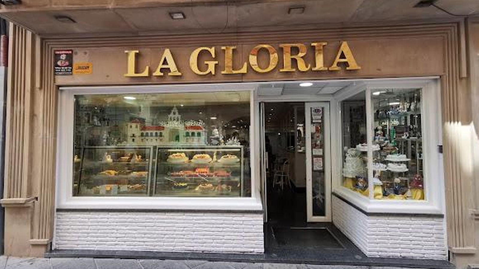 Escaparate de Pastelería La Gloria, en Linares.