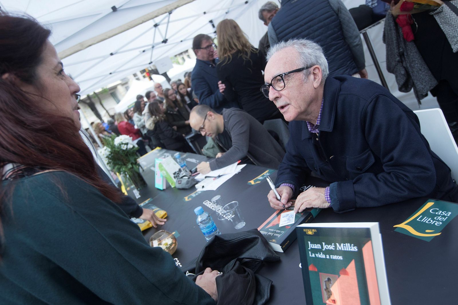 Juan José Millás firmando ejemplares de su último libro hace unos días en Sant Jordi.