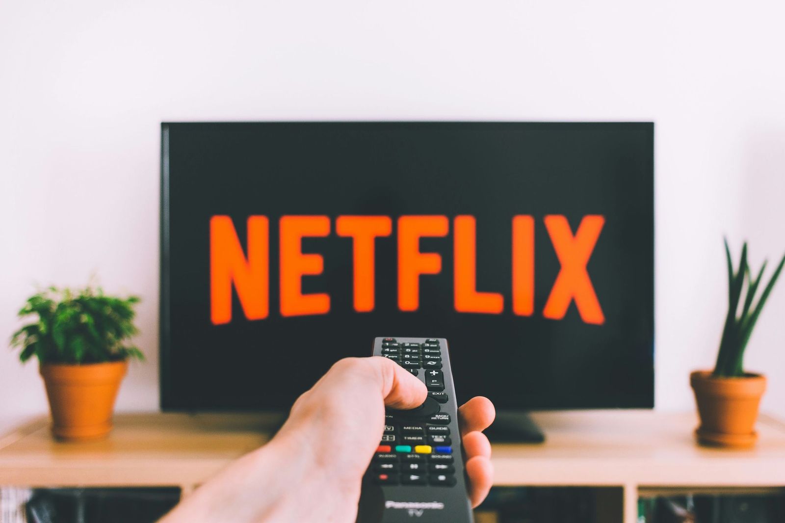 Un persona abre la aplicación de Netflix en su televisor.