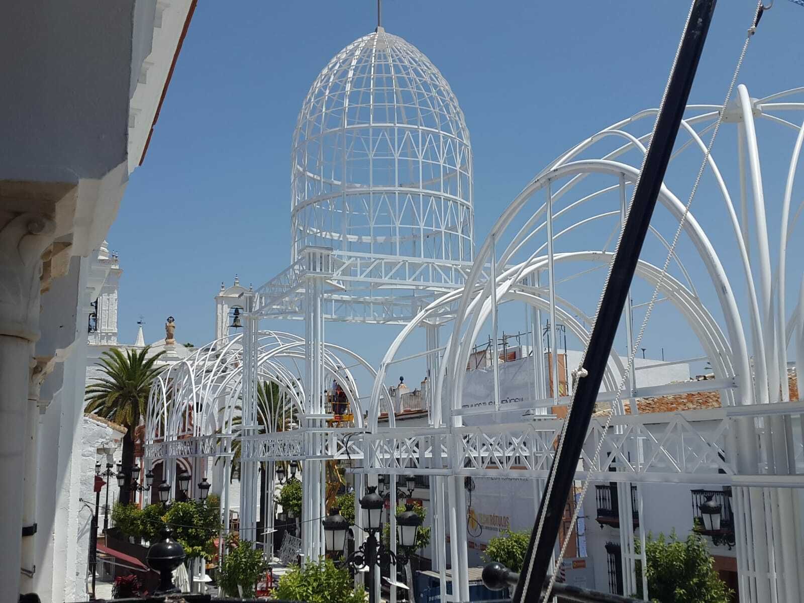 Cúpula y resto de la estructura de aluminio de la Catedral Efímera de la Virgen.