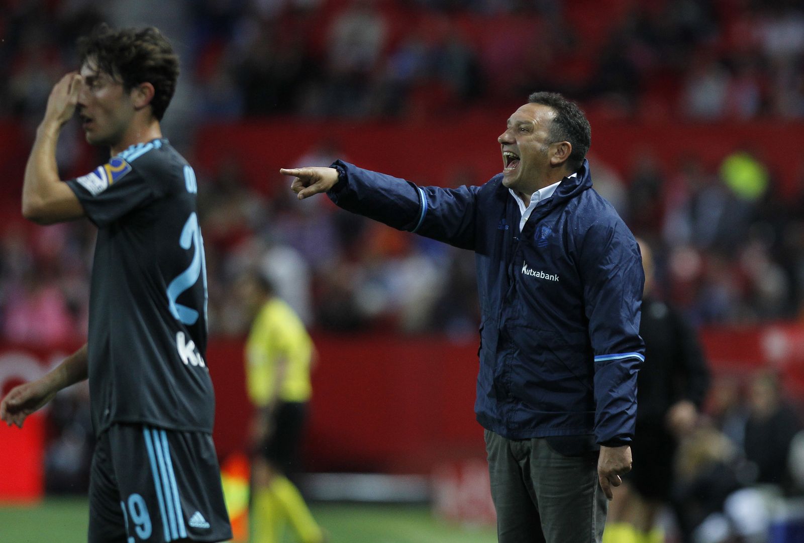 Eusebio, da indicaciones en un momento del partido