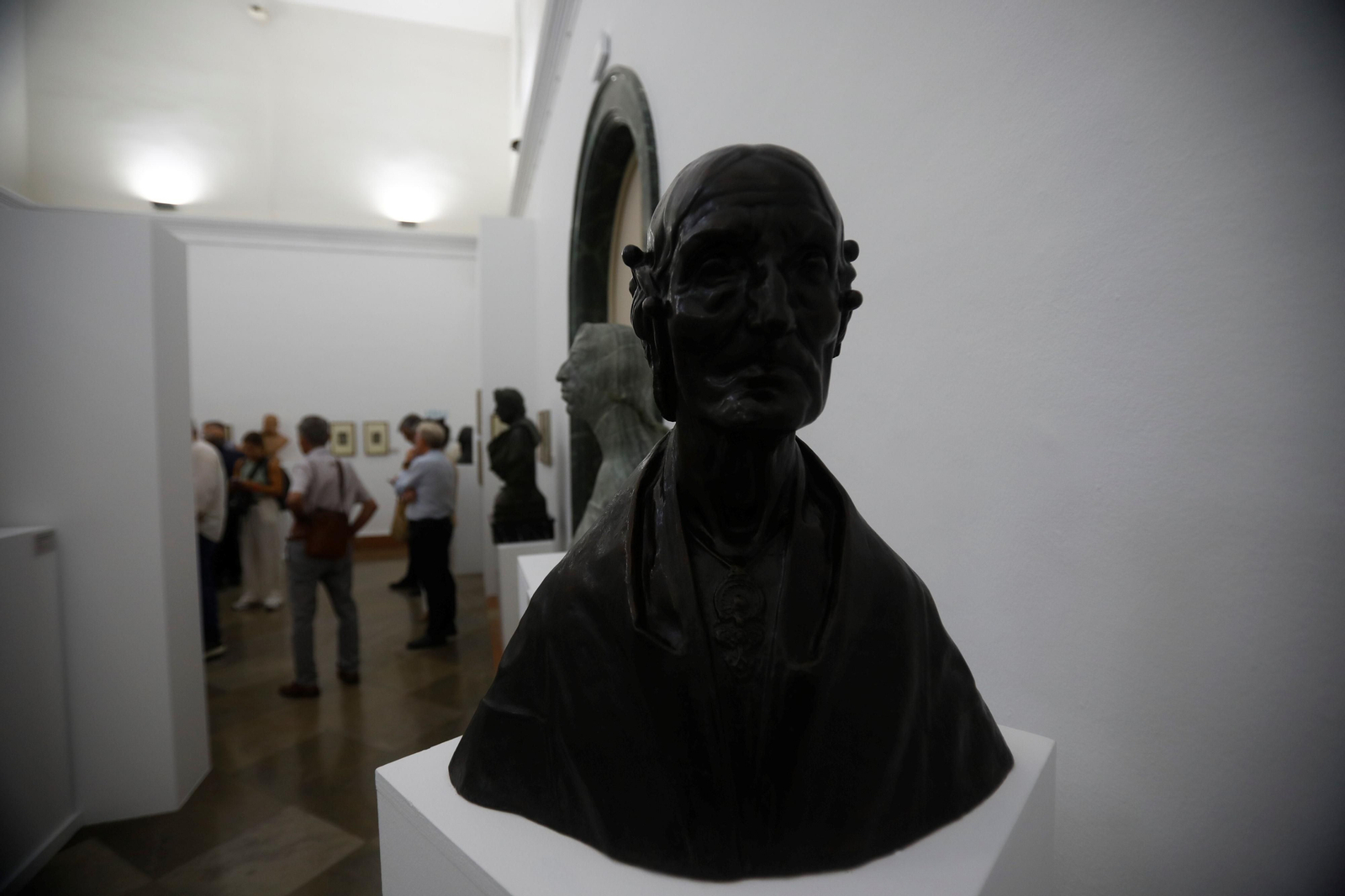 La exposición 'Mateo Inurria: retratos y dibujos', en imágenes