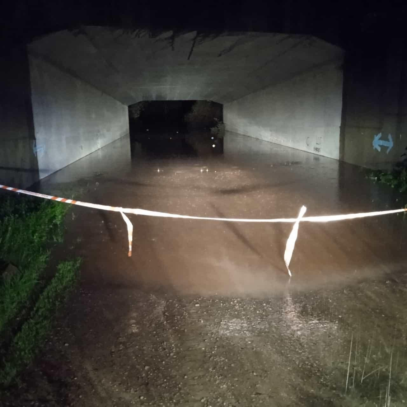 Un acceso rural anegado en Los Barrios, en la madrugada de este jueves.
