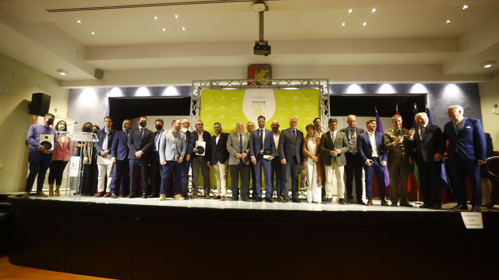 Foto de familia de los reconocidos con las autoridades. Foto de familia de los reconocidos con las autoridades.