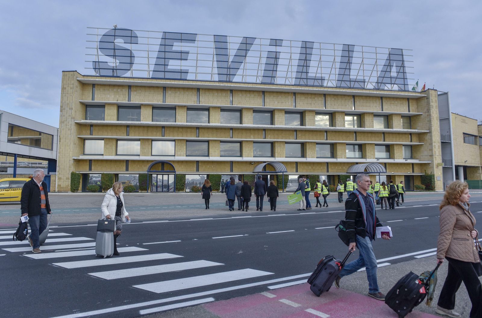 El aeropuerto de Sevilla, uno de los 19 afectados por la medida.
