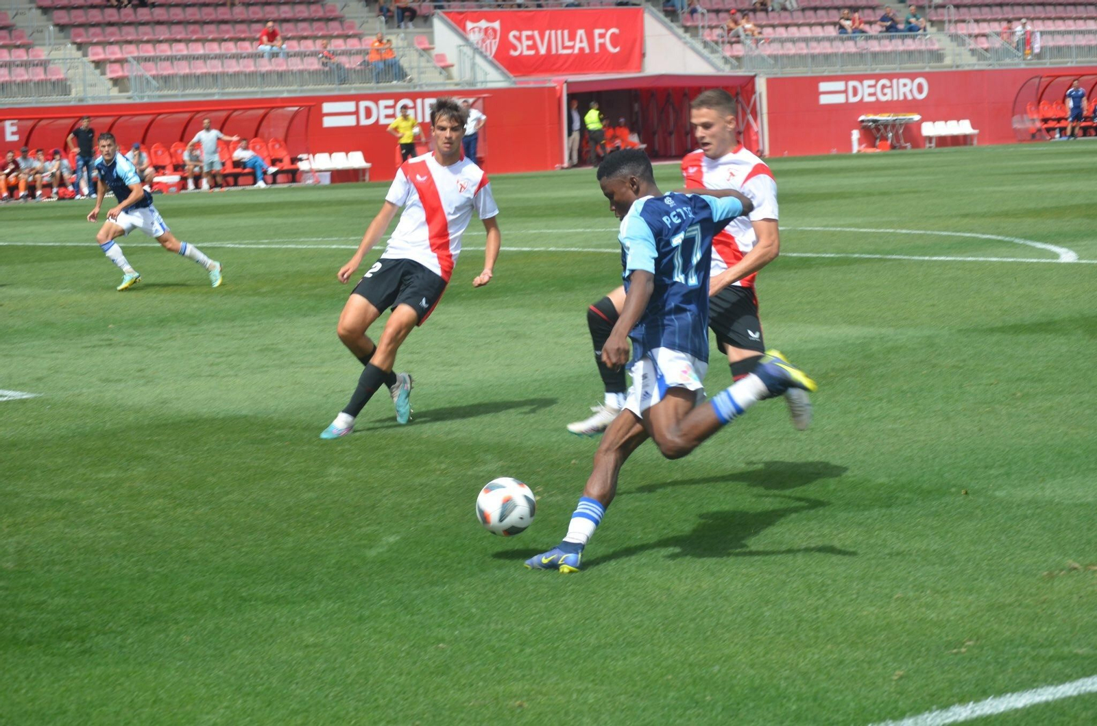 Peter controla el balón sobre el césped del Jesús Navas.