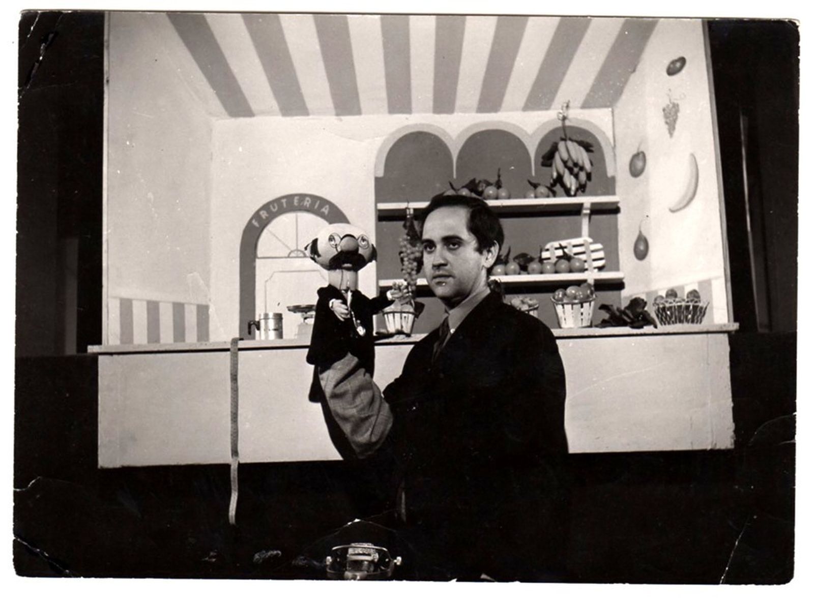 Don Procopio, el muñeco de la 'TV Escolar' de 1968 manipulado por un joven Alejandro Milán