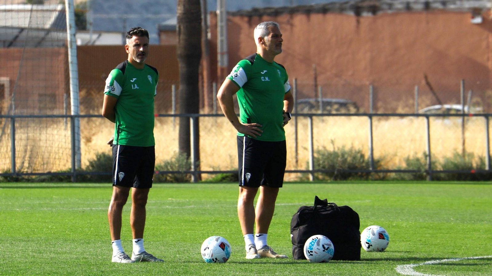 Iván Ania sigue el trabajo de sus jugadores en un entrenamiento del Córdoba CF.