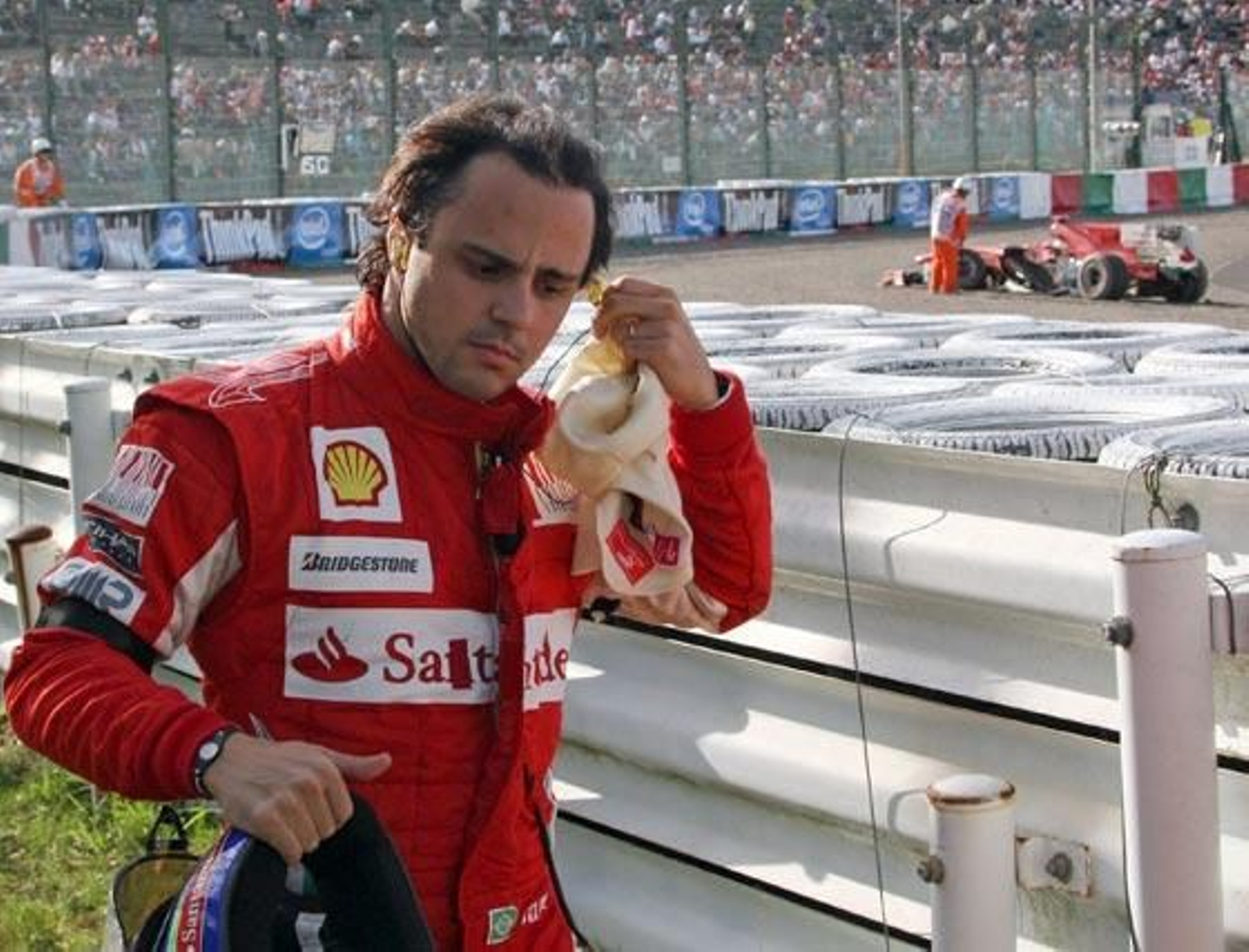 Fernando Alonso logra superar el peor circuito que le quedaba para Ferrari F10 con un tercer puesto detrás de los Red Bull del alemán Sebastian Vettel y del australiano Mark Webber

Foto: efe