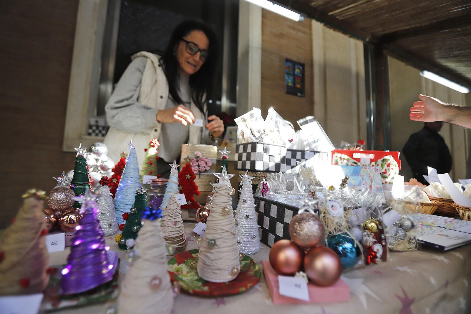 Imágenes del Mercadillo Solidario Navideño en la Diputación de Huelva