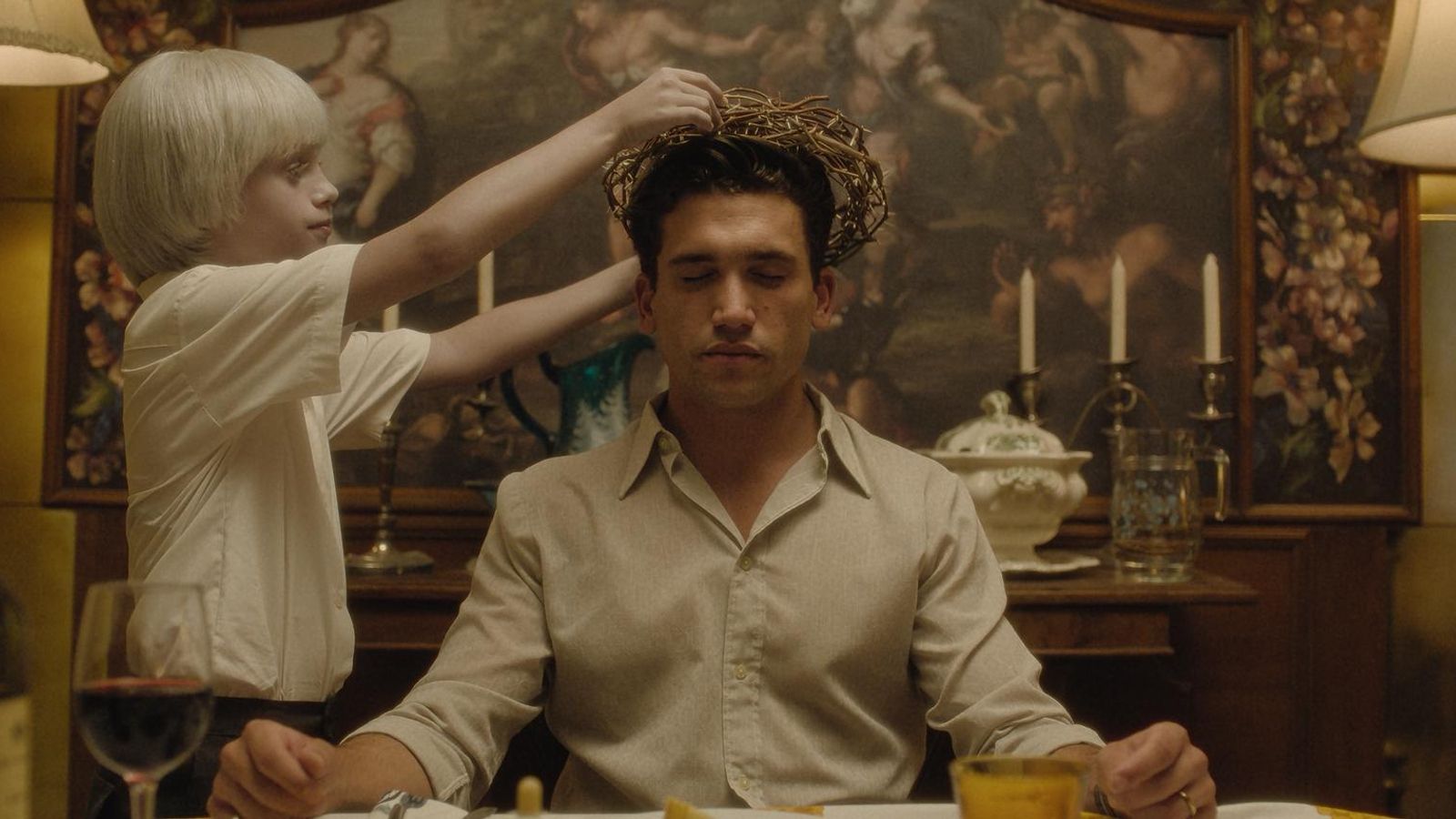 El niño Carlos García Morollón, con Jaime Lorente.