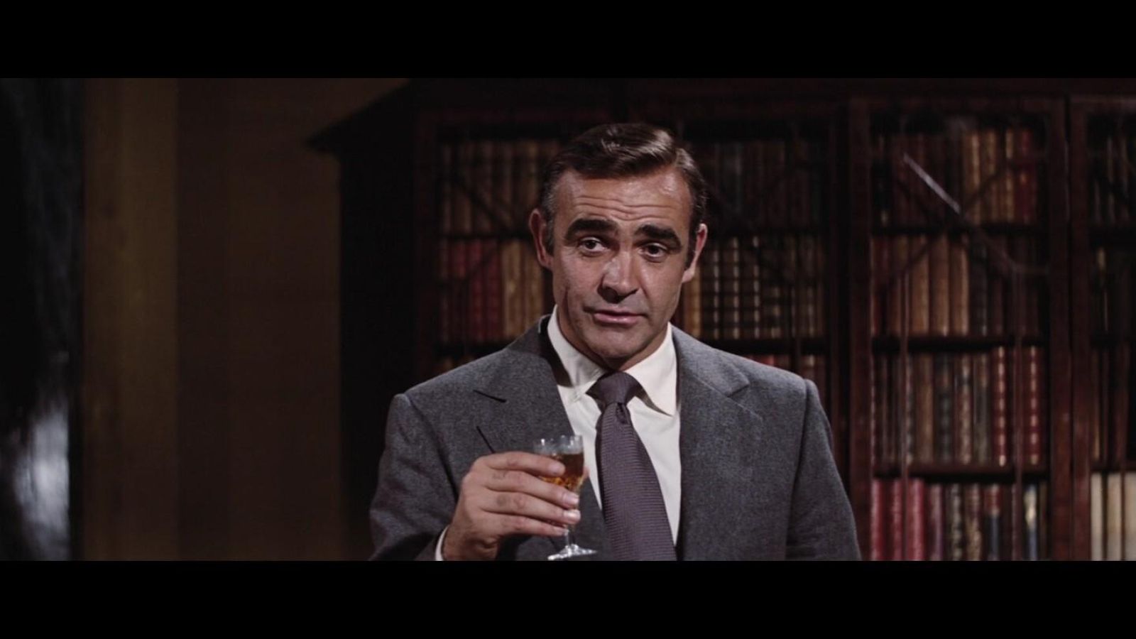 Sean Connery acierta con el jerez en 'Diamantes para la eternidad' (1971).