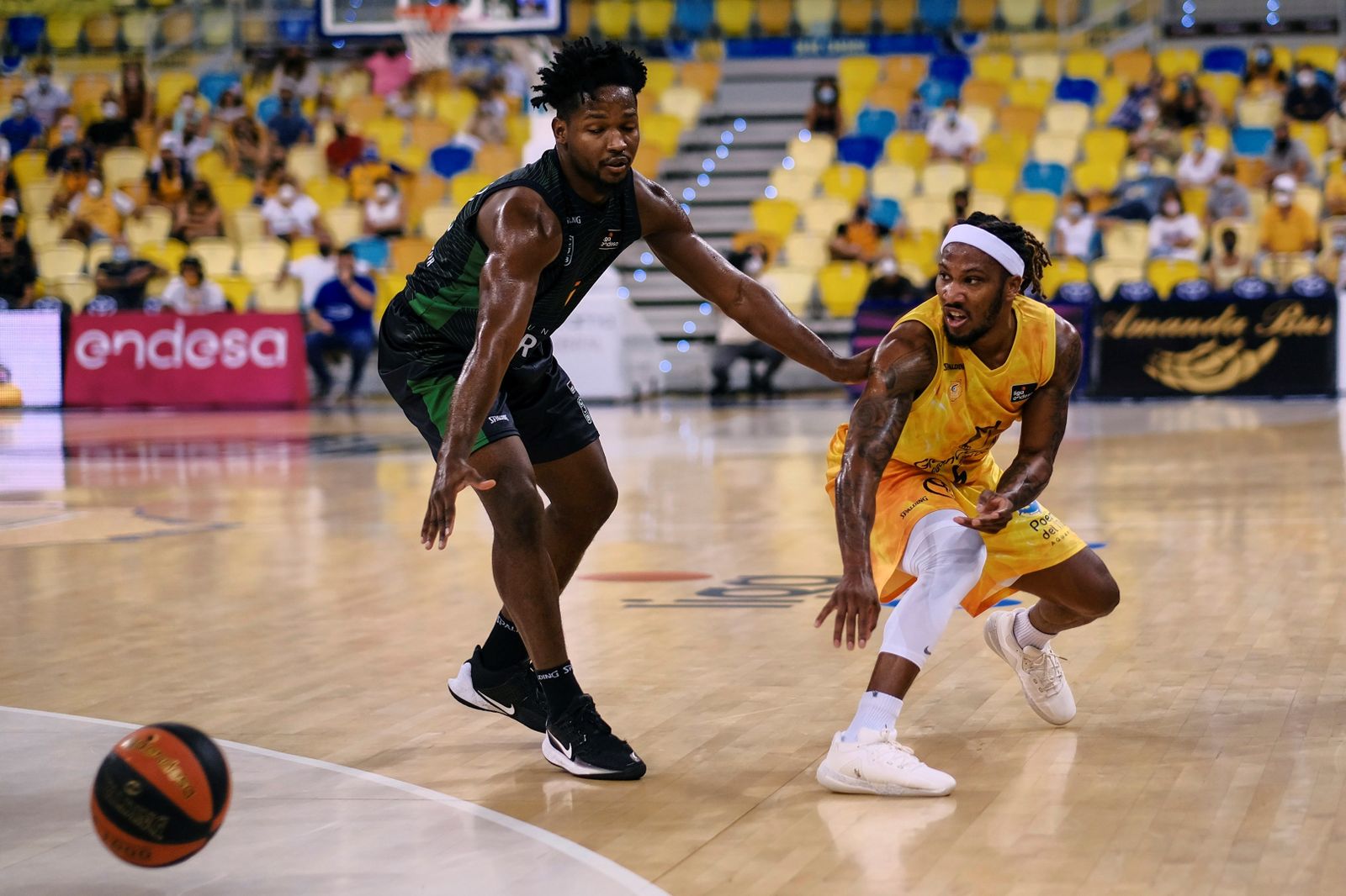 Albicy realiza un pase en un encuentro ante el Badalona.