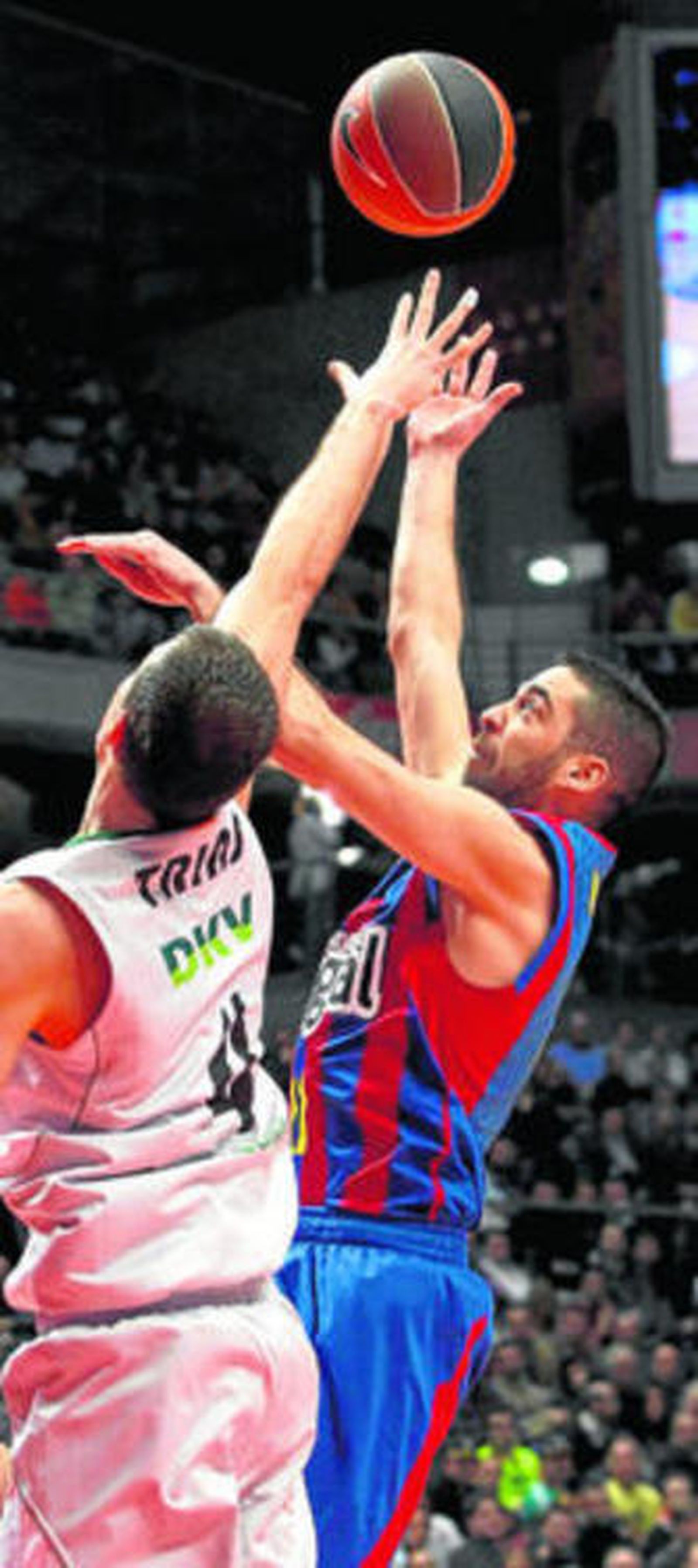 Navarro lanza en suspensión por encima de Trias.