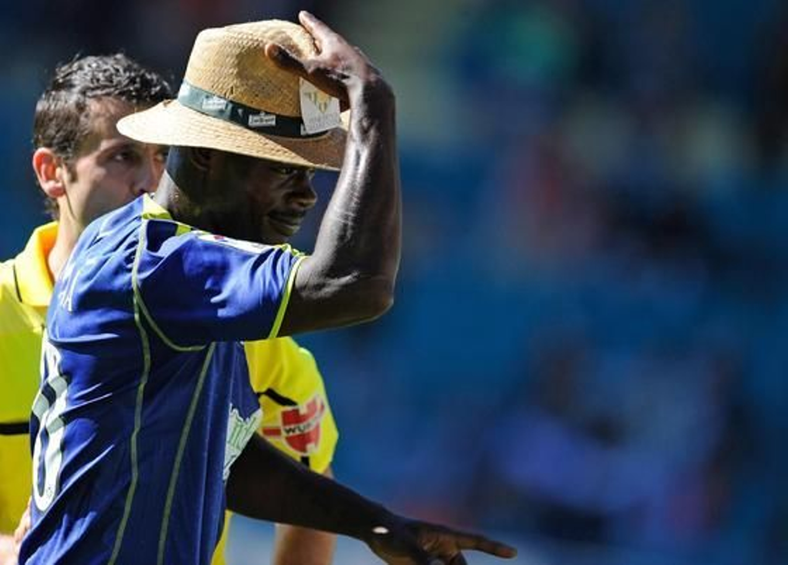 El Betis gana un partido marcado por el susto protagonizado por el jugador del Salamanca Miguel García, que sufrió una parada cardorrespiratoria en pleno partido. / LOF