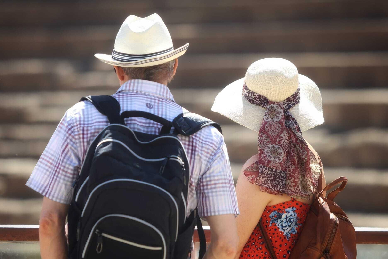 Dos turistas con sombrero frente al Teatro Romano este lunes. Dos turistas con sombrero frente al Teatro Romano este lunes.