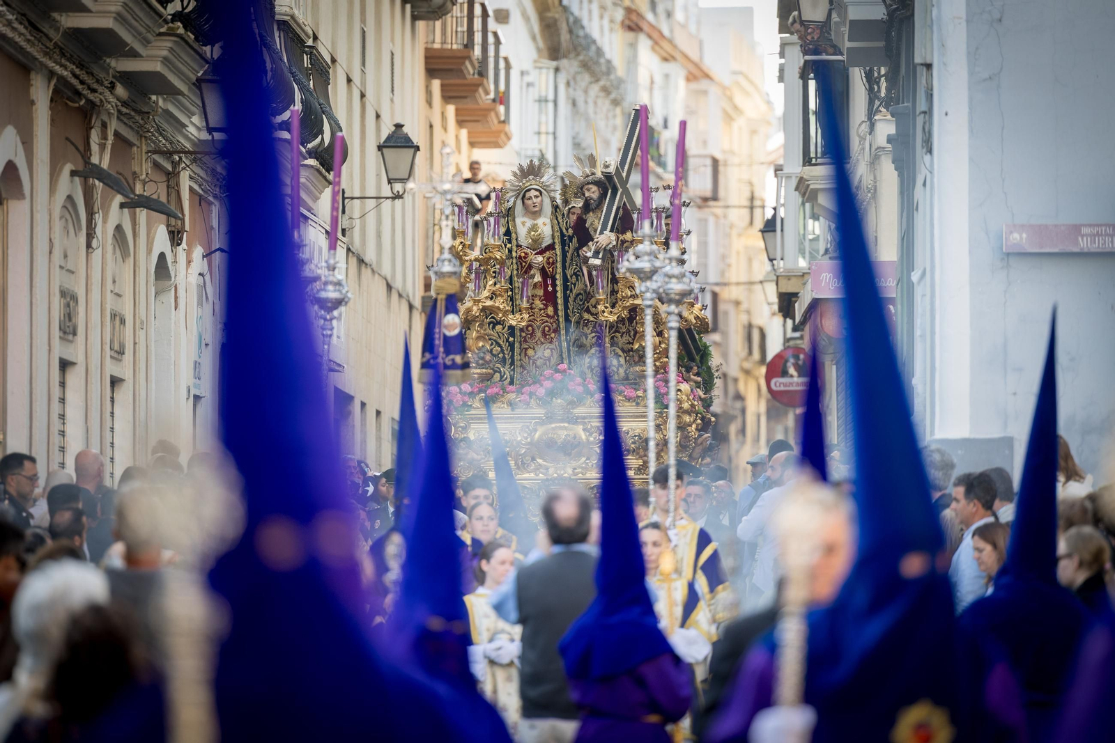 Imágenes de la salida de Afligidos en la Semana Santa de Cádiz 2025