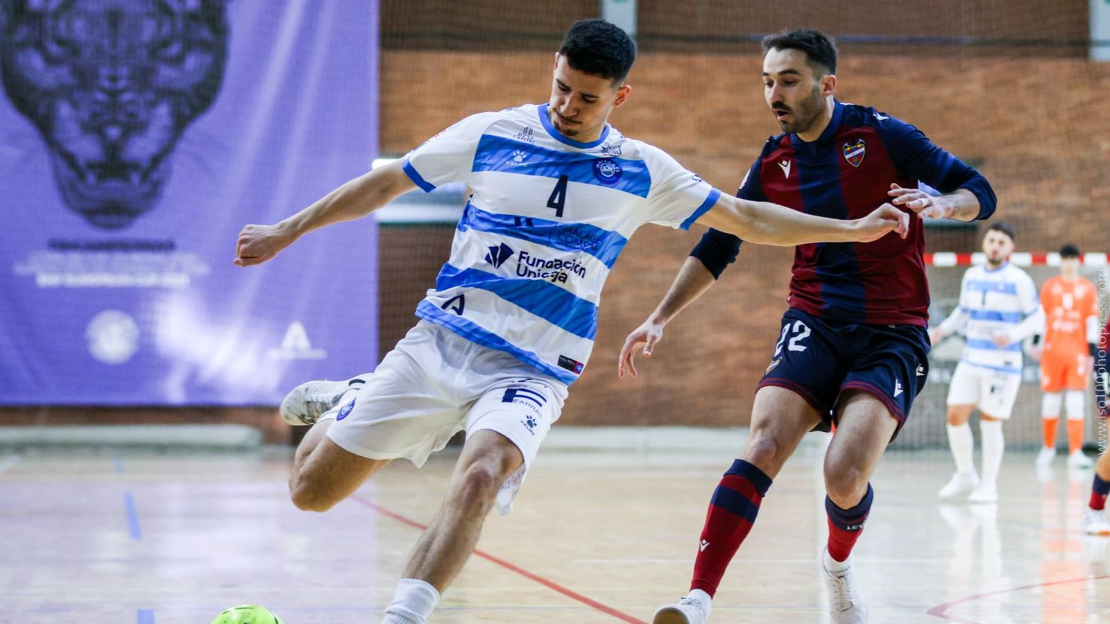 Lance del juego entre el Málaga Ciudad Redonda y el Levante