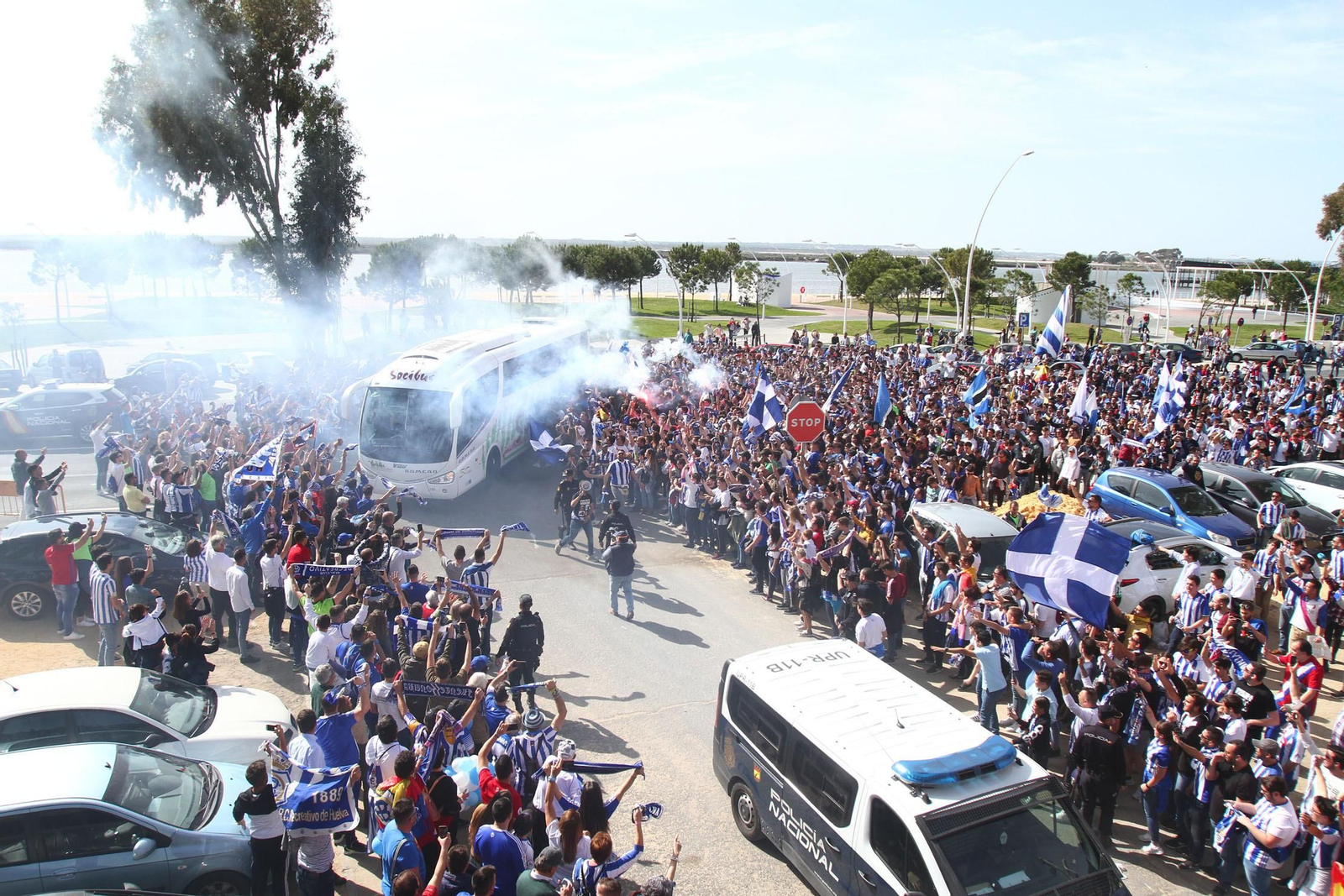 Ambientazo en las gradas del Recreativo de Huelva y el San Fernando
