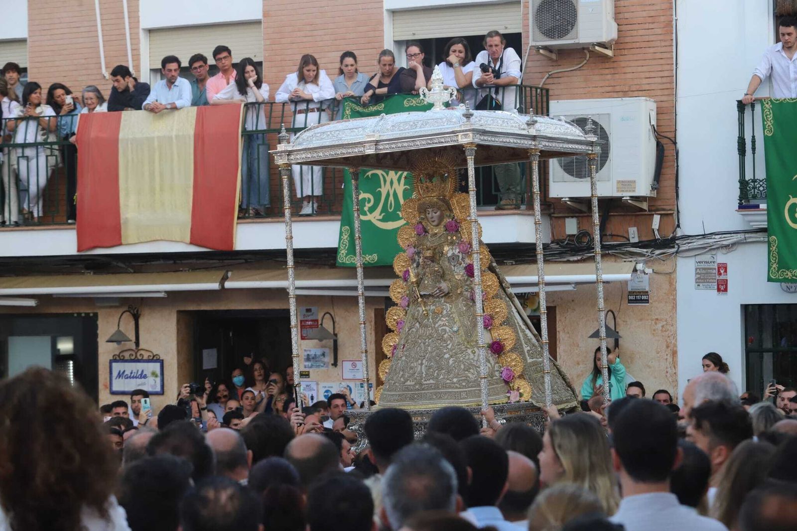 La Virgen del Rocío avanza por las calles de Almonte, en imágenes
