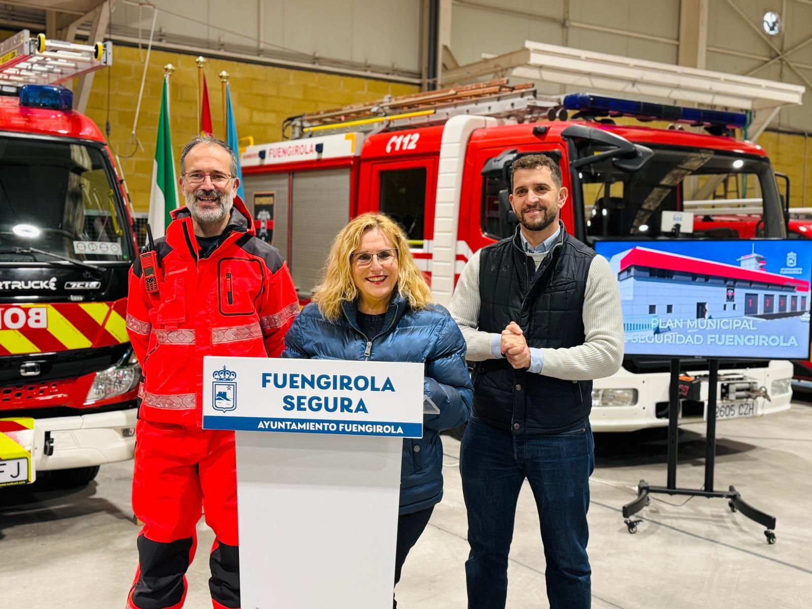 Mula informa sobre la reforma del Parque de Bomberos en presencia del Jefe de Bomberos y del Concejal de Seguridad Ciudadana.