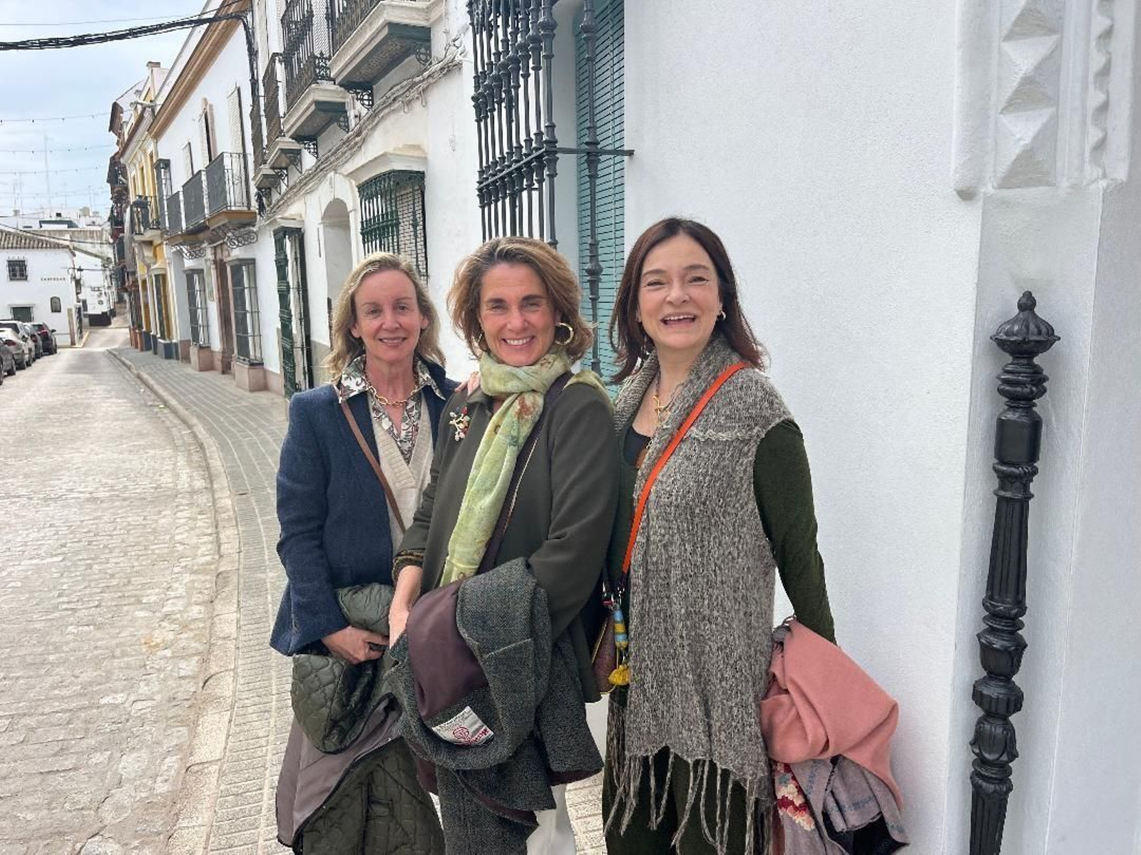 Yolanda Bustos, Teresa Mencos y Pastora Ibáñez, de las primeras en llegar a la plaza de toros.