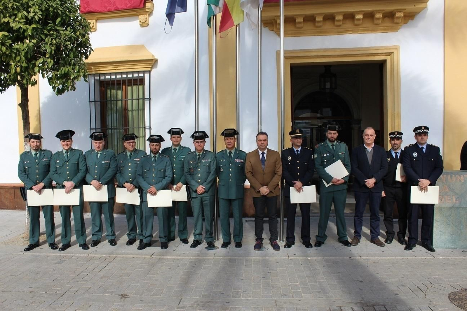 Momentos del acto de homenaje en La Palma del Condado a nueve guardias civiles y a cinco policías locales tras la detención de ocho personas por delitos contra la salud pública en una operación denominada Tonica H47.