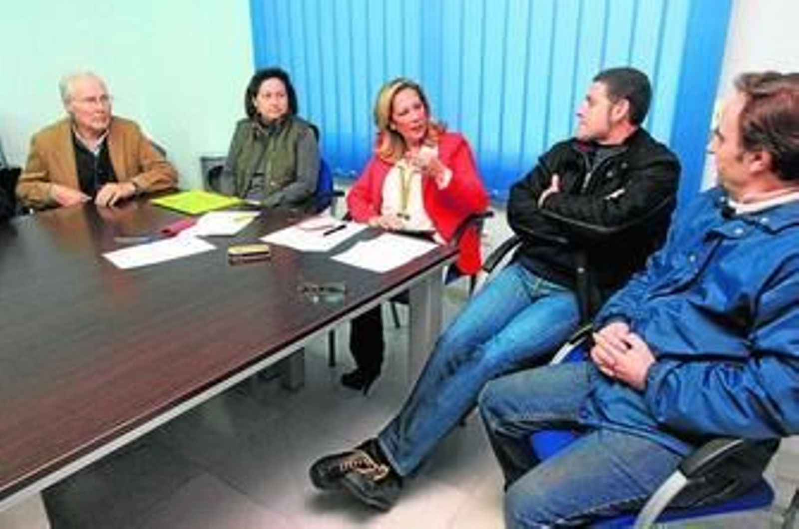 Luisa María Arcas, en el centro, ayer en la reunión con los libreros.