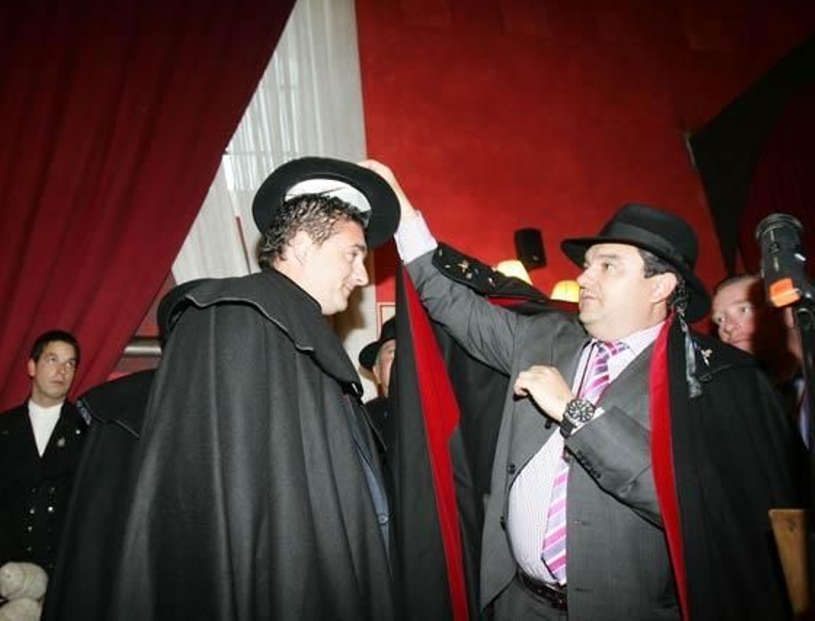 El Hotel Los Jándalos acoge la ceremonía de investidura de Emilio Viquiera, director deportivo del Xerez, como nuevo cofrade honorífico de la Cofradía del Botillo

Foto: Pascual