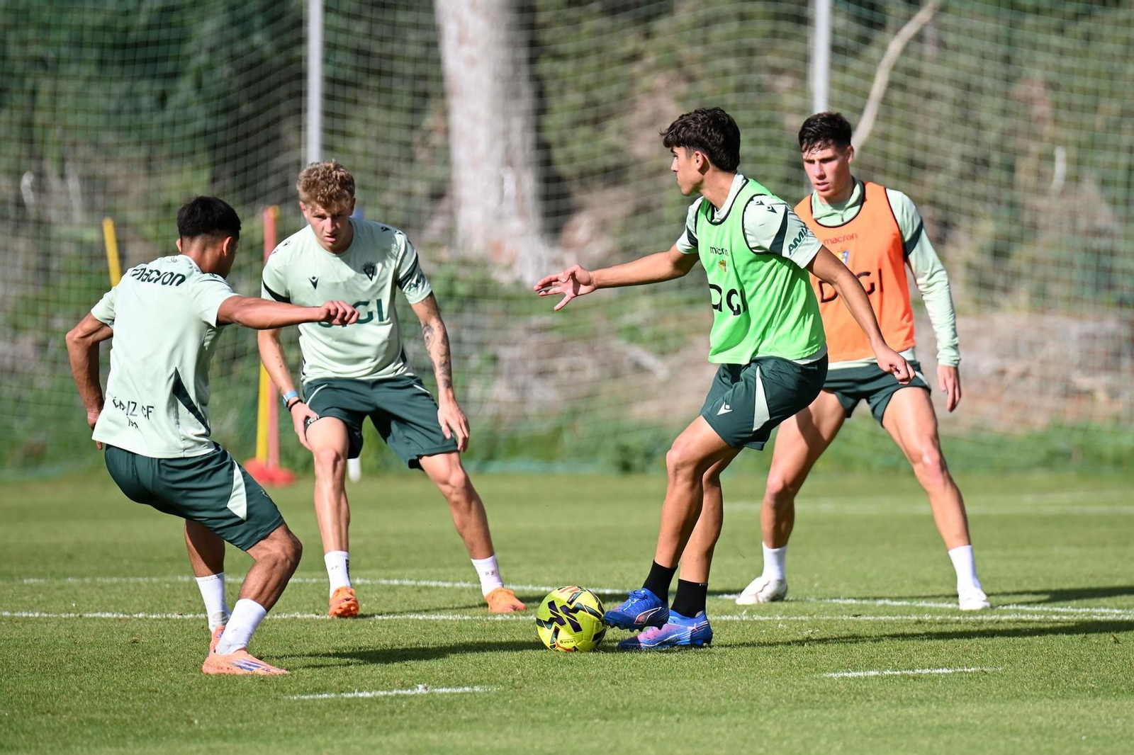 Una sesión del Cádiz en El Rosal.
