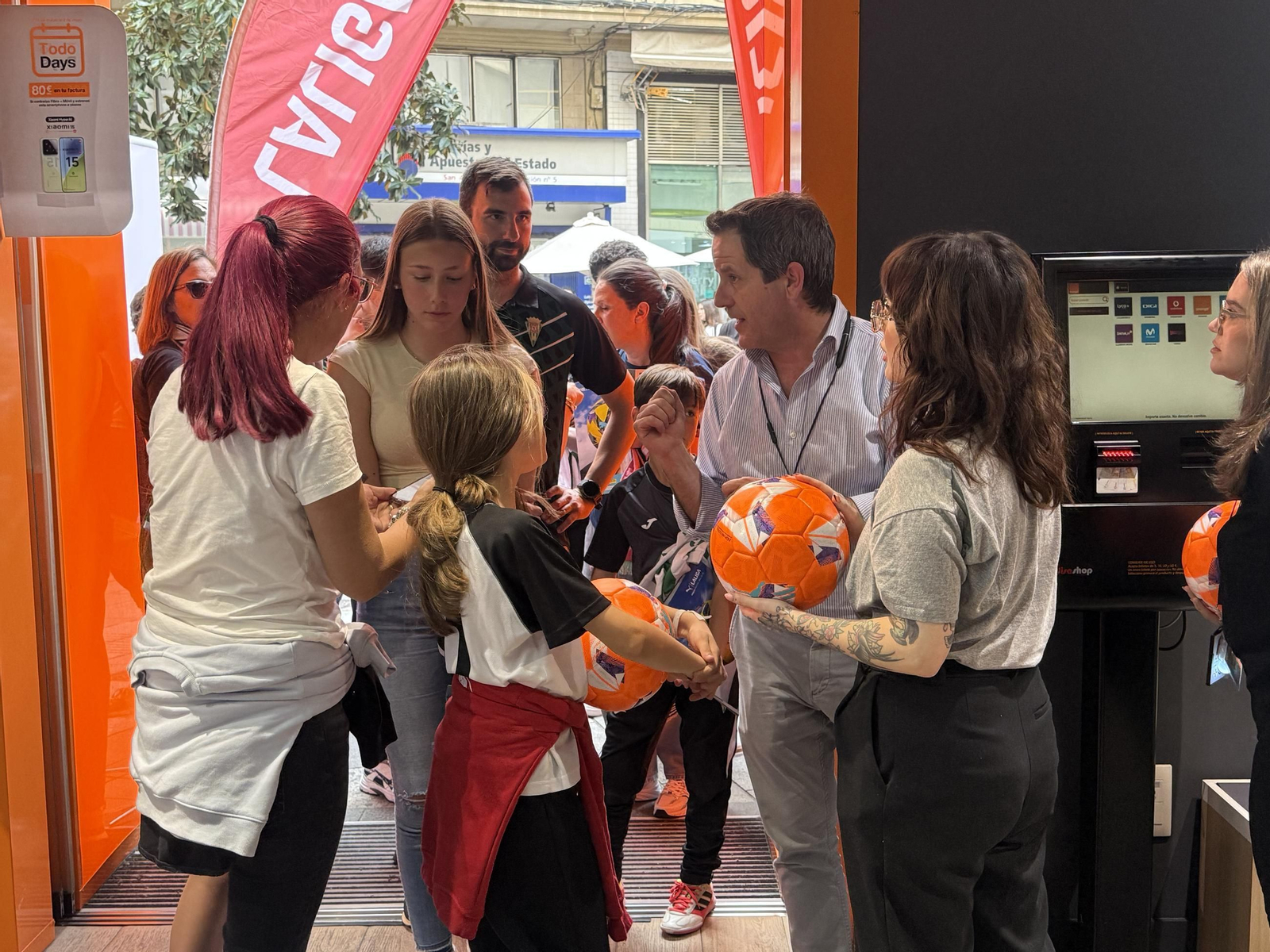 La afición del Córdoba CF enloquece con Álex Sala y Albarrán en el centro de la ciudad