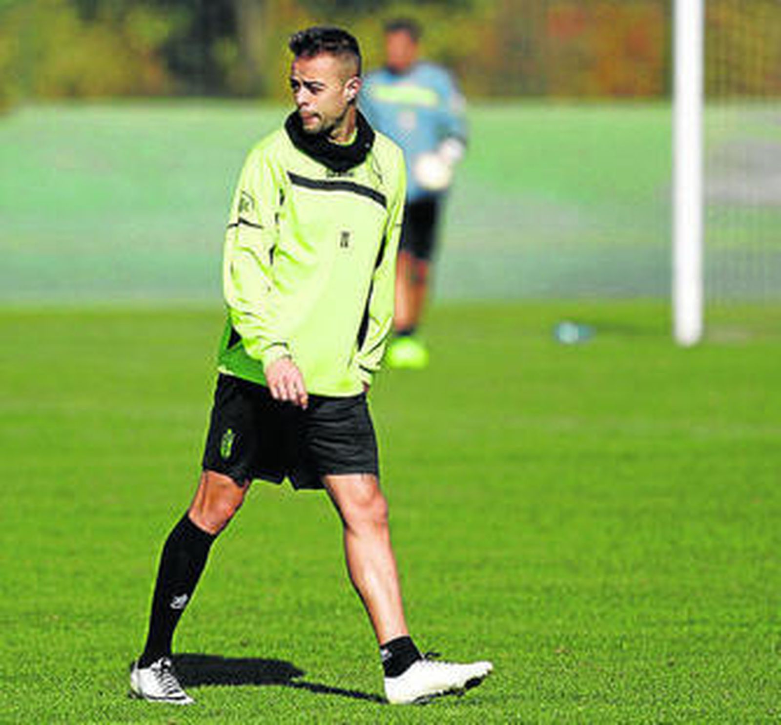 Dani Benítez camina por la ciudad deportiva de la Diputación de Granada.