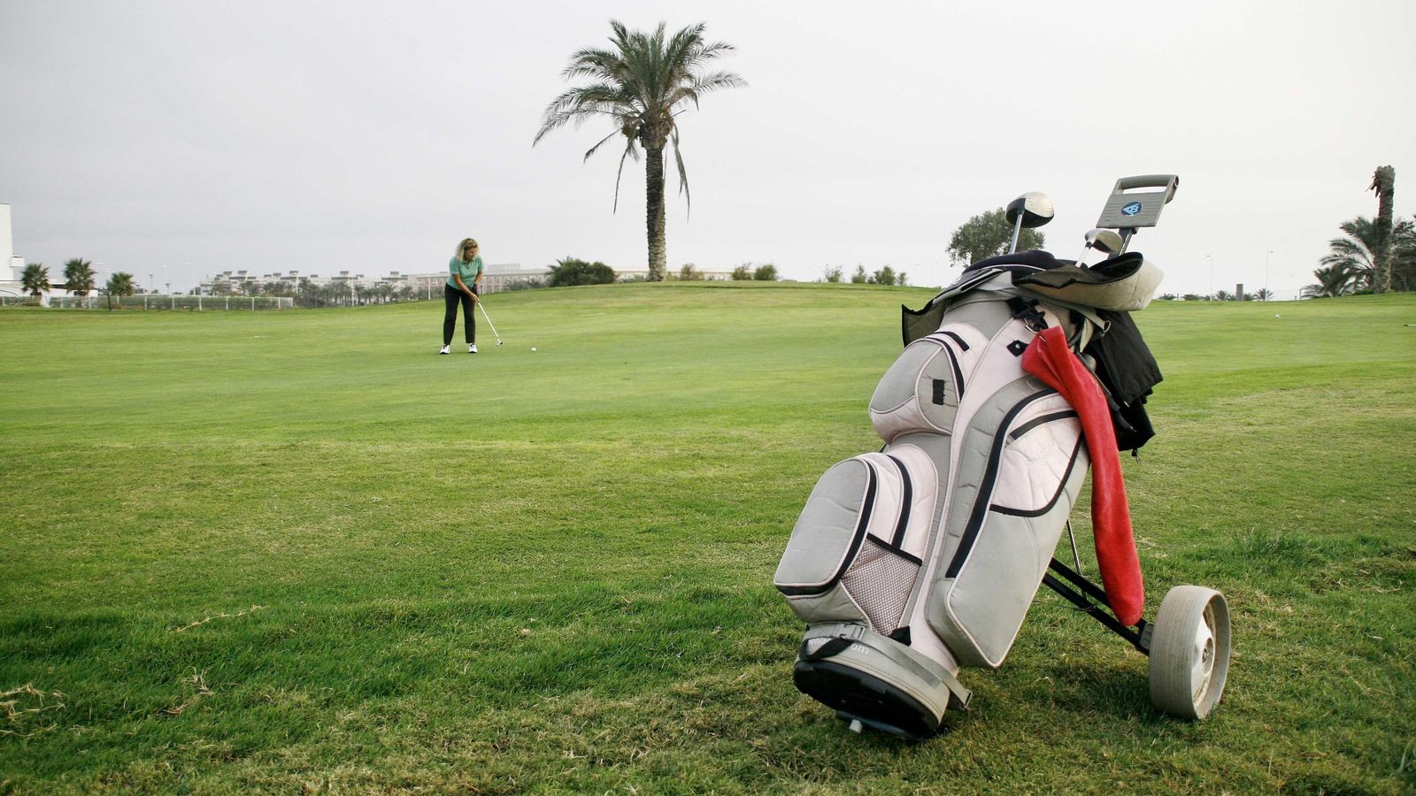 Una jugadora en el campo de golf de El Toyo