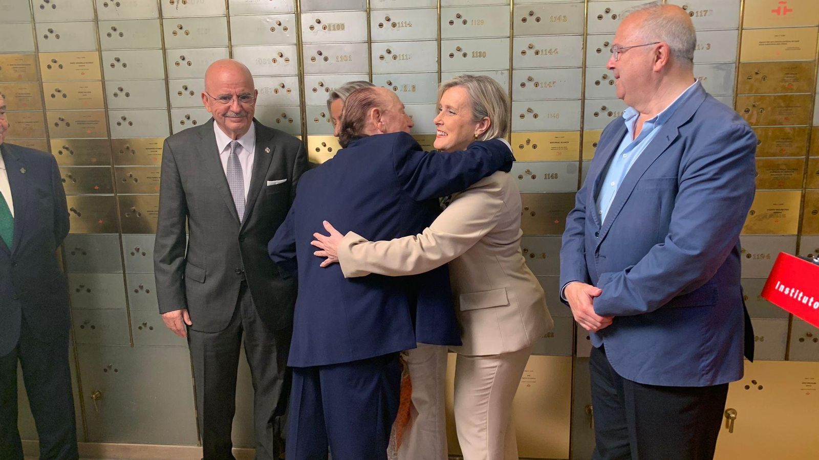 Fosforito abraza a Tatiana Pozo en presencia de Moreno Calderón y Albás. Fosforito abraza a Tatiana Pozo en presencia de Moreno Calderón y Albás.