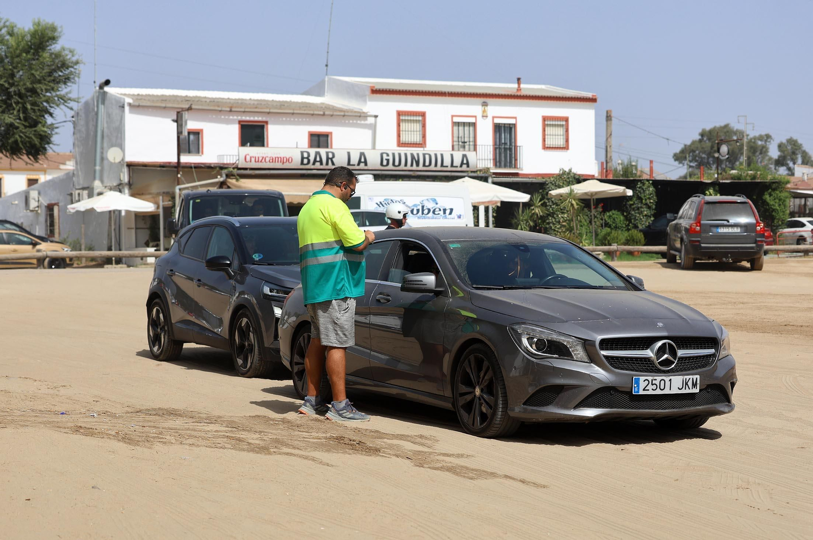 Imágenes del ambiente en el Rocío Chico en la mañana del sábado