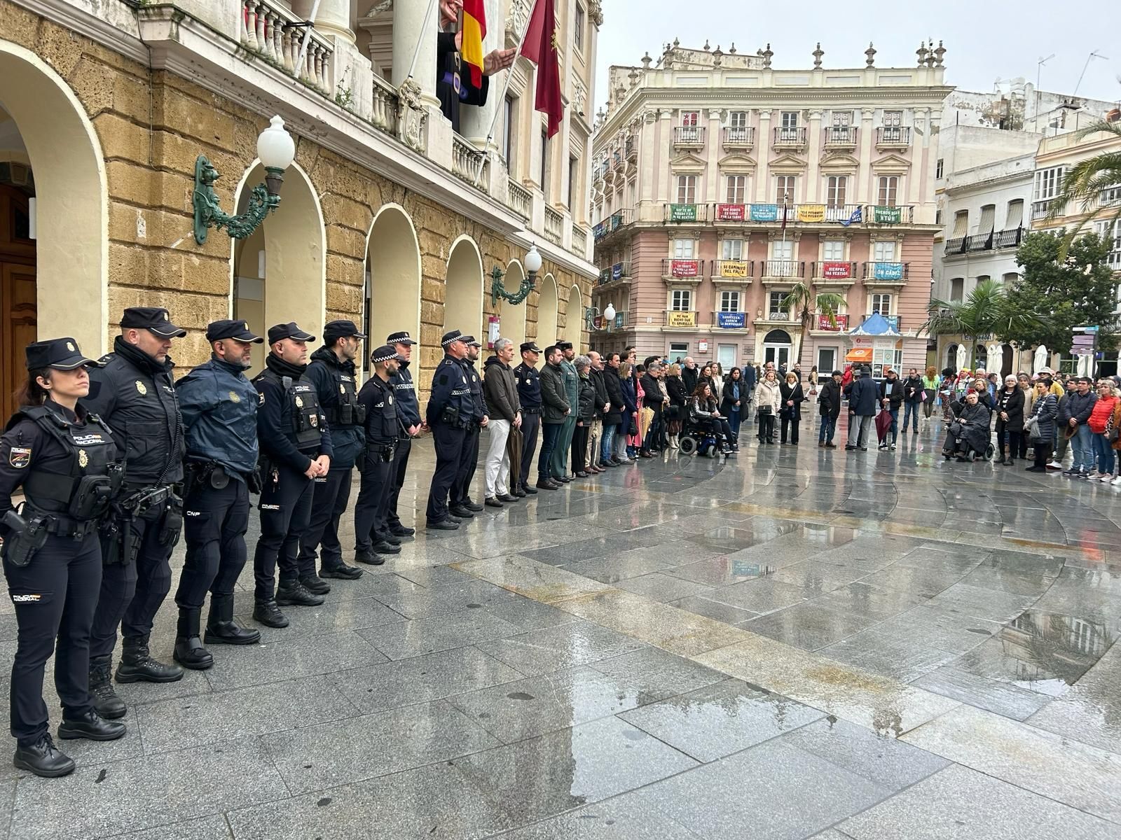 Imagen del minuto de silencio ante el Ayuntamiento de Cádiz.
