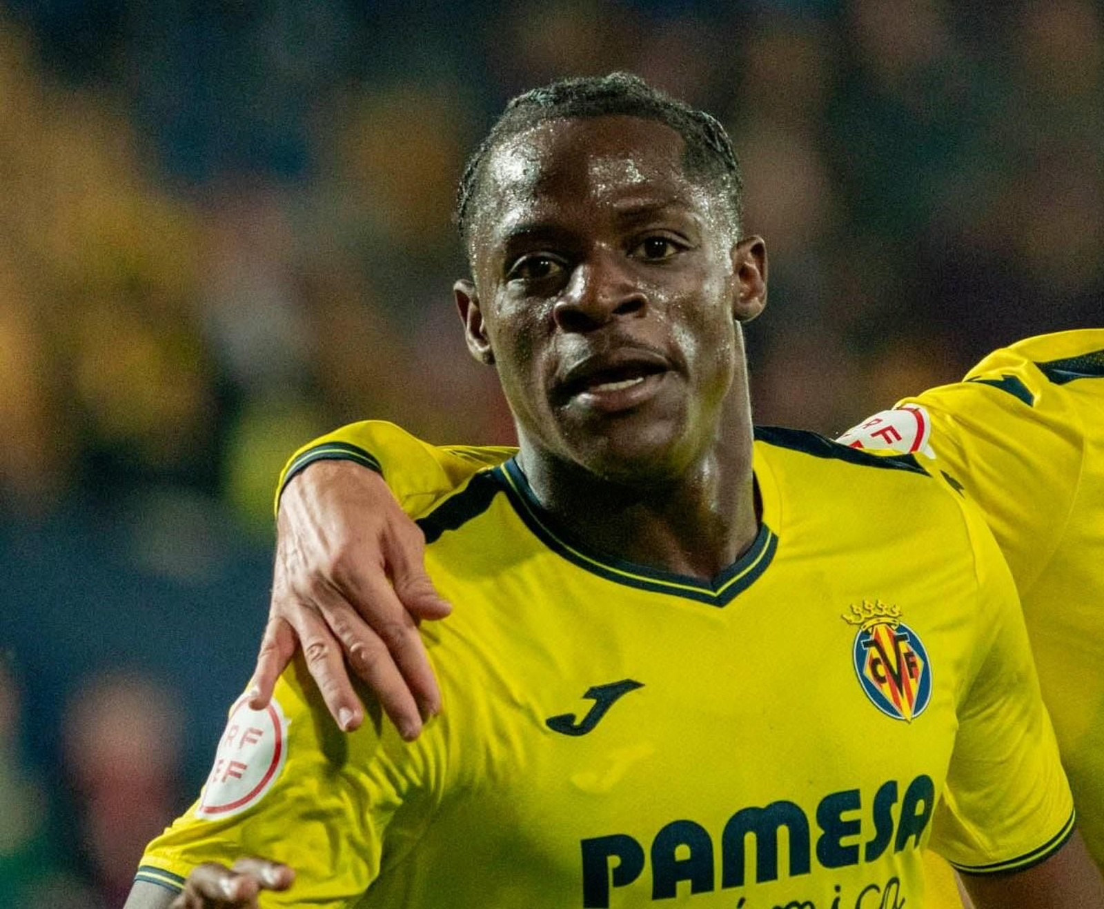 Etta Eyong celebra un gol.