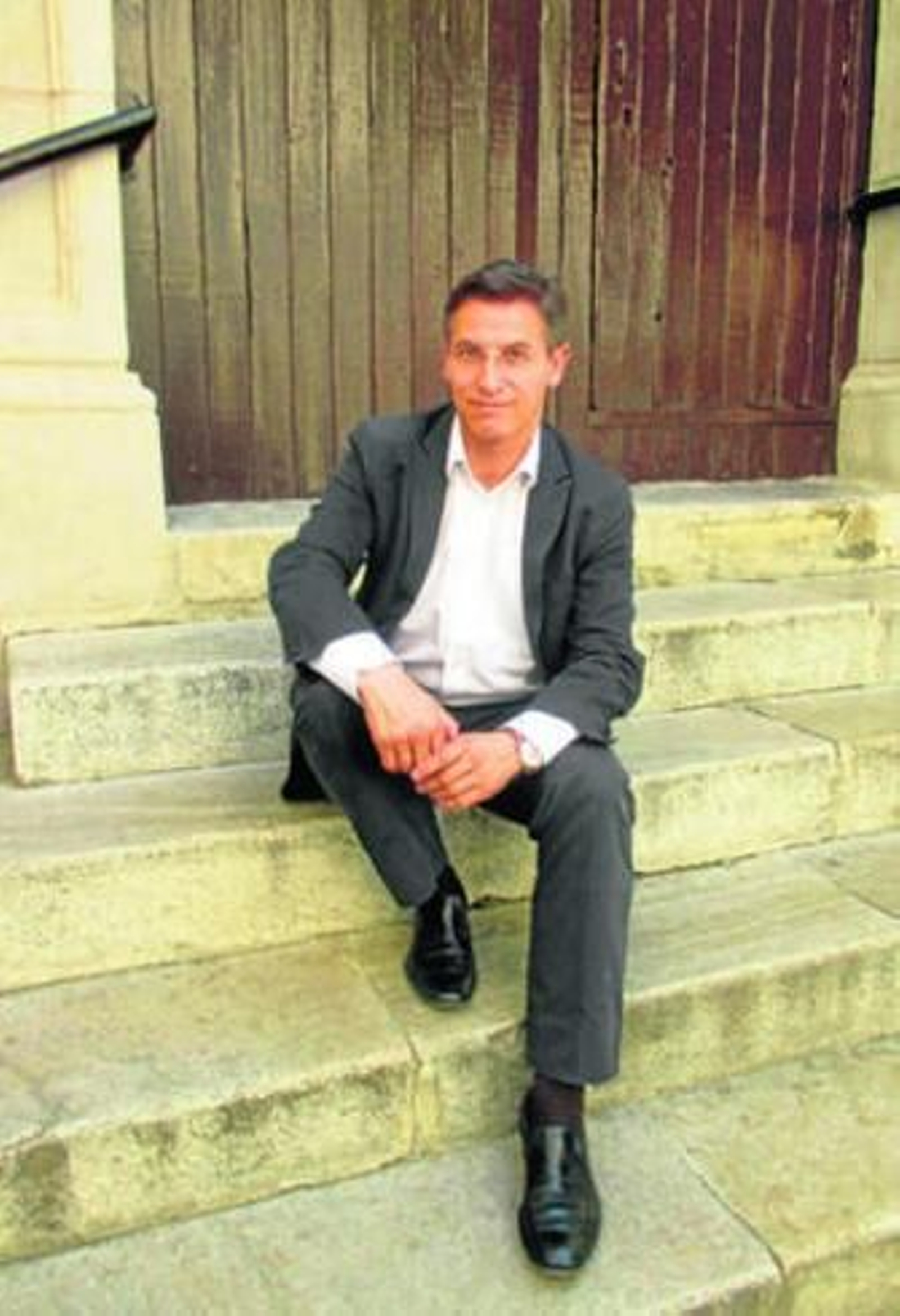 Luis Salvador, en la escalinata del convento de las Carmelitas junto a la calle de la Colcha.