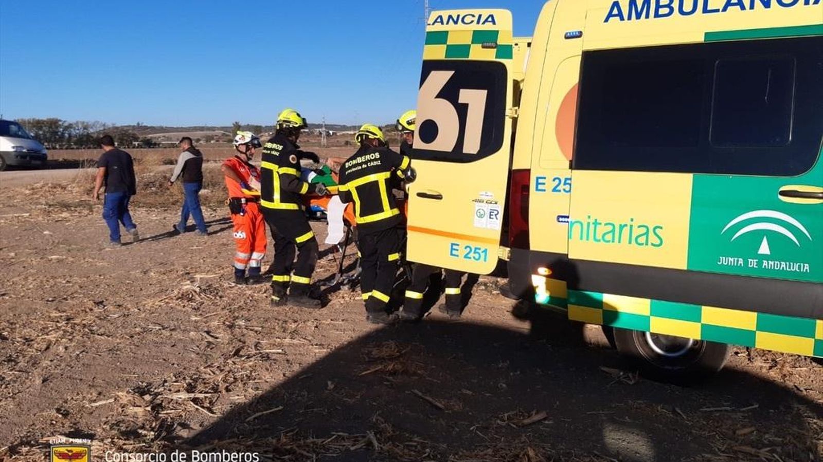Un momento del traslado de la mujer accidenta a la ambulancia.