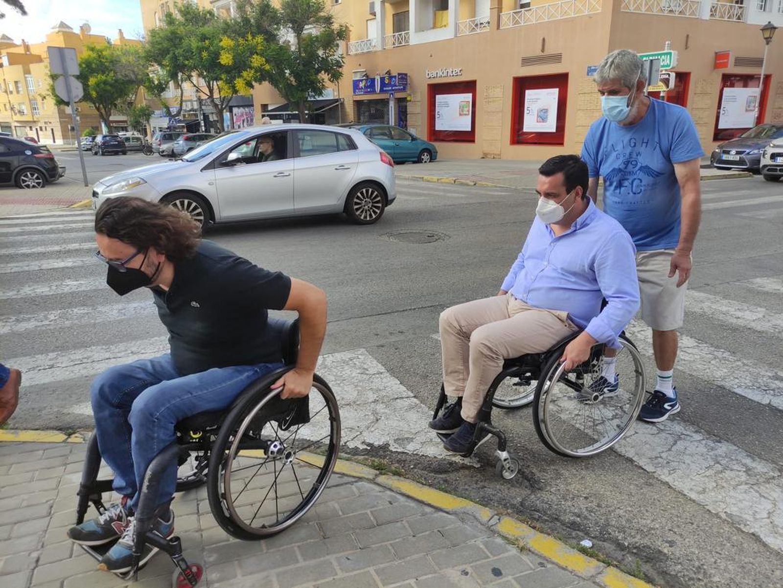 El concejal Curro Martínez (a la derecha),  durante el recorrido en silla de ruedas para conocer de primera mano las barreras existentes contra la movilidad reducida.