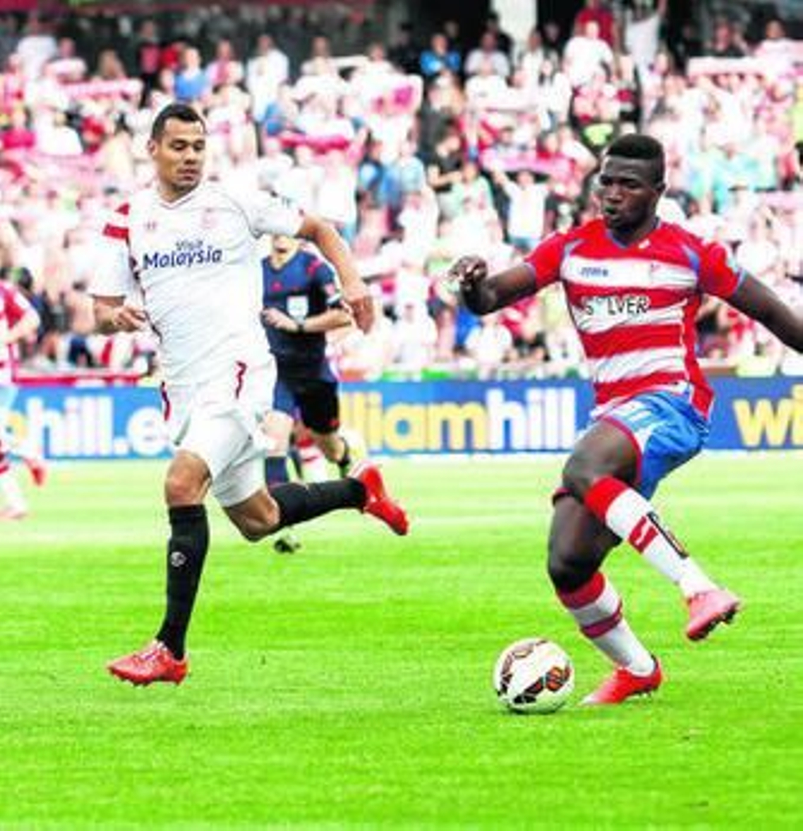 Isaac Success le generó muchos problemas a Kolodziejczak durante todo el partido.