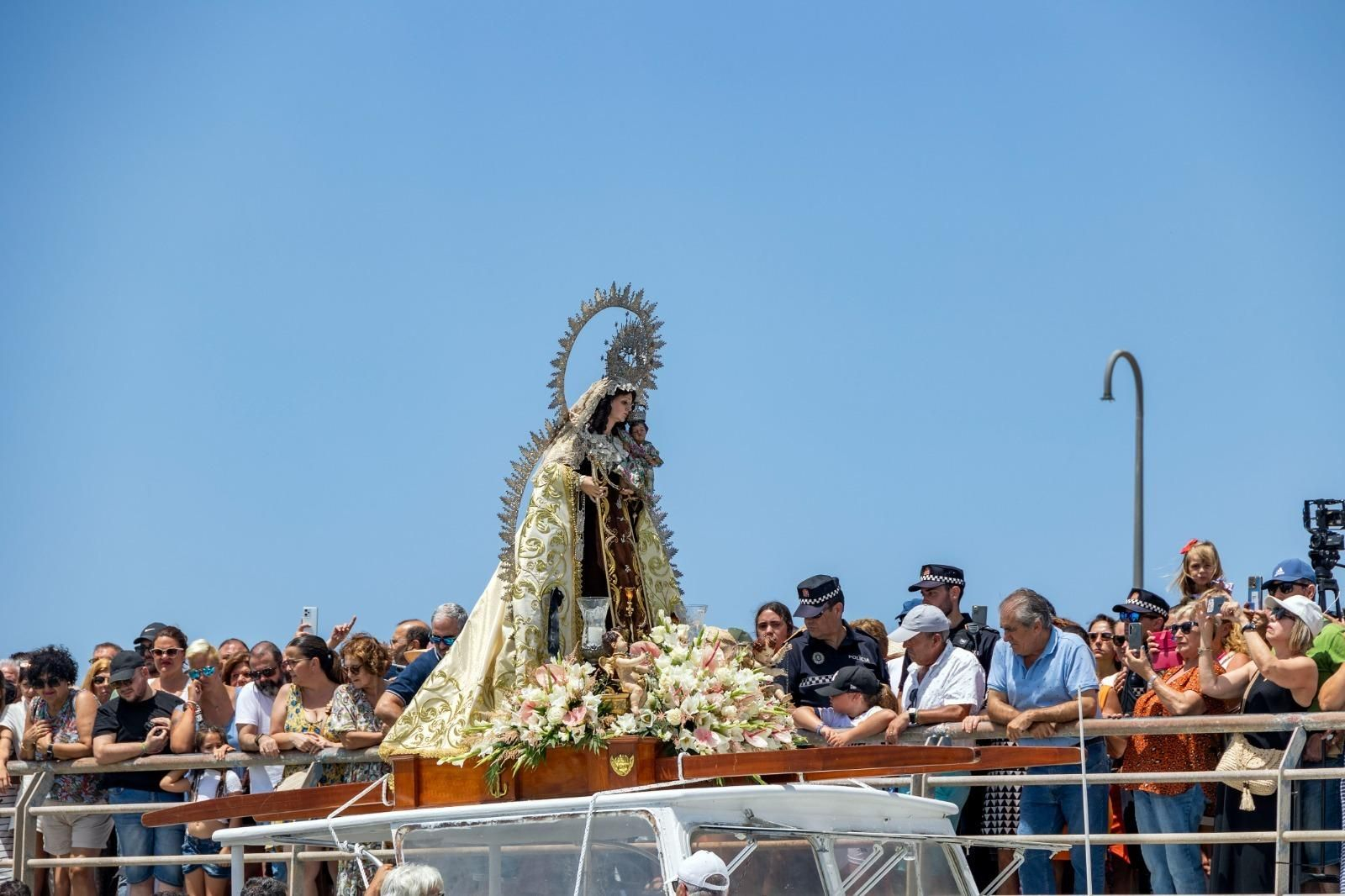 Las imágenes de la procesión marítima de la Virgen del Carmen de Gallineras en San Fernando
