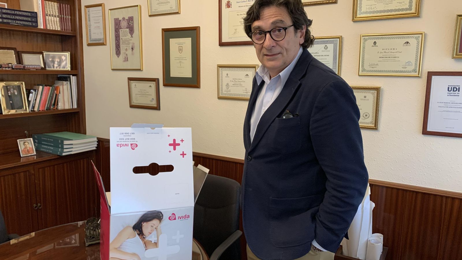 El abogado Juan Manuel Arteaga del Estad, con el kit que entregaron a los padres