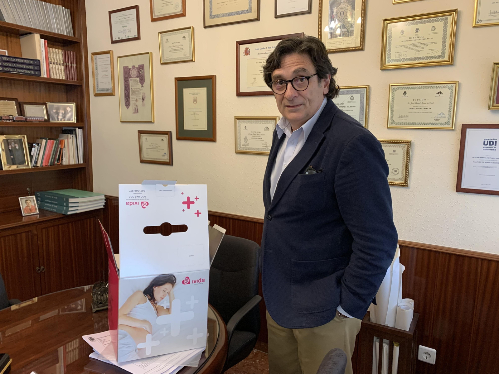 Juan Manuel Arteaga del Estad, con el kit que entregaron a los padres