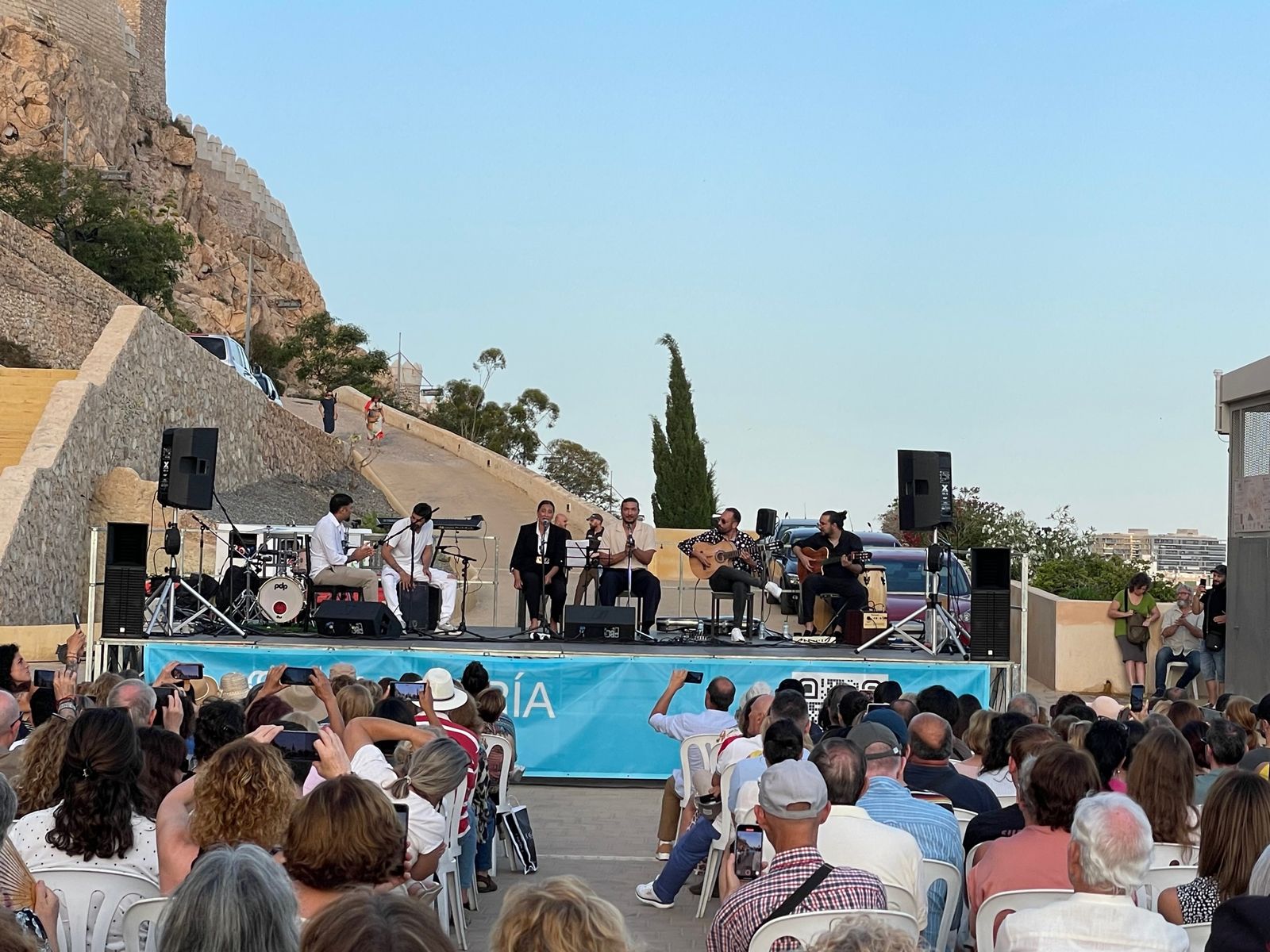 MariÁngeles Fernández y Edu García durante su actuación en el Mesón Gitano.
