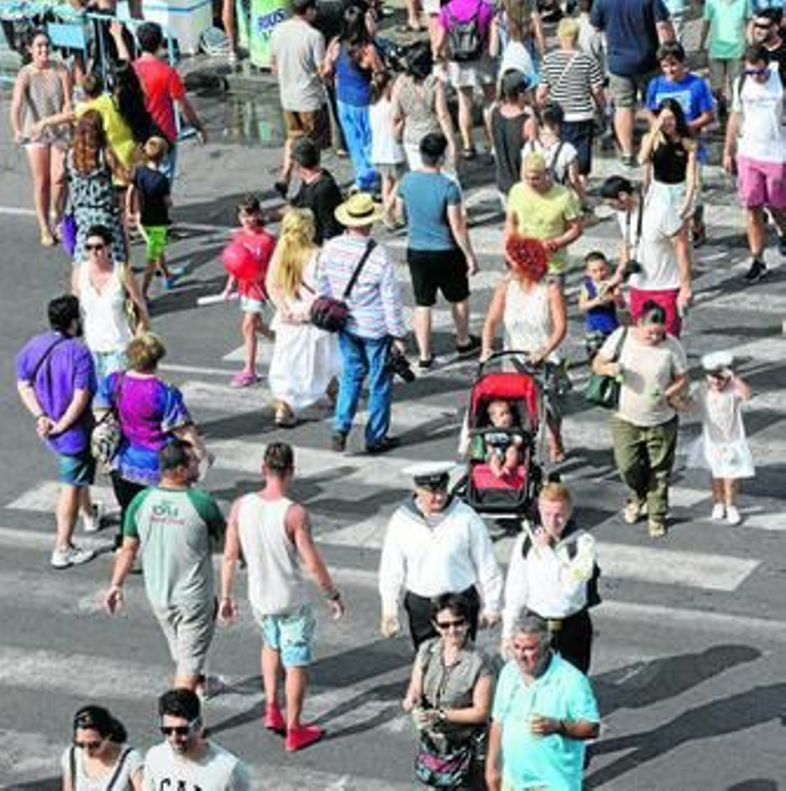 El tránsito de personas por los alrededores del muelle gaditano fue continuado el pasado fin de semana.