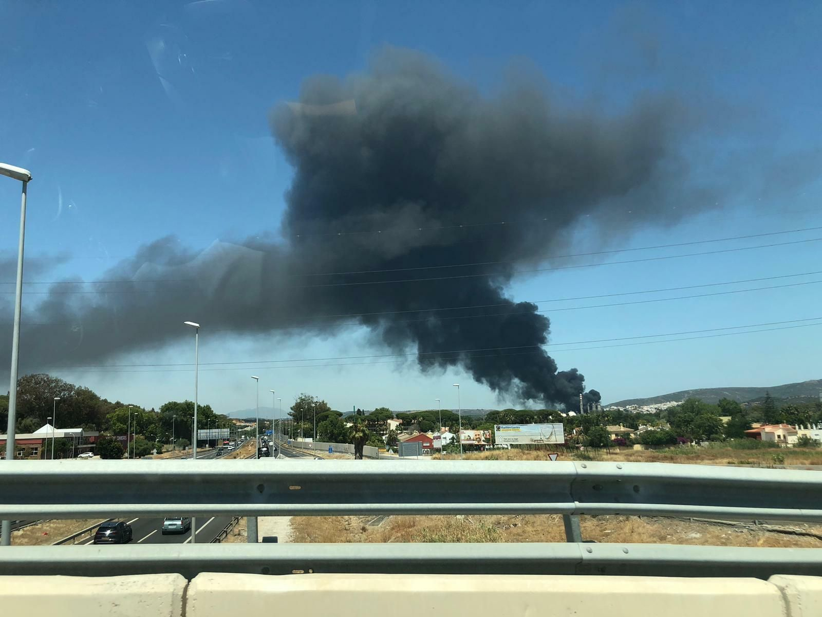Las imágenes del enorme incendio en la fábrica de Indorama, en el polígono de Guadarranque (San Roque)