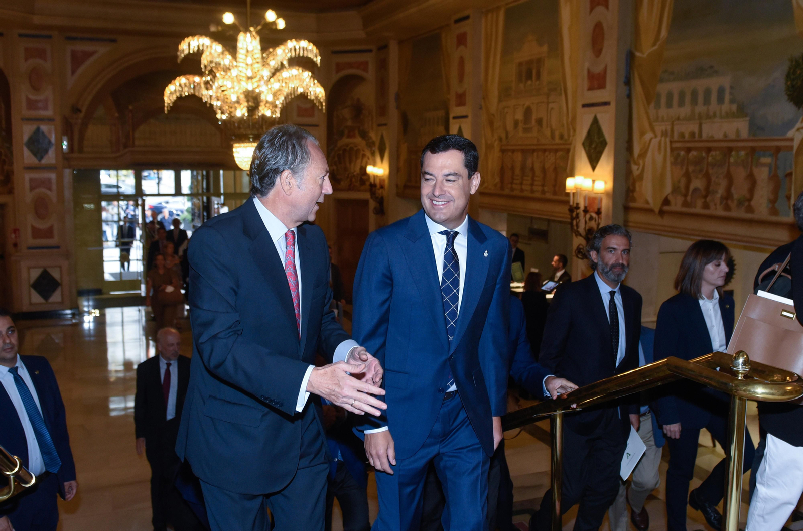 Los invitados al Foro Joly con Juanma Moreno en Madrid, en imágenes