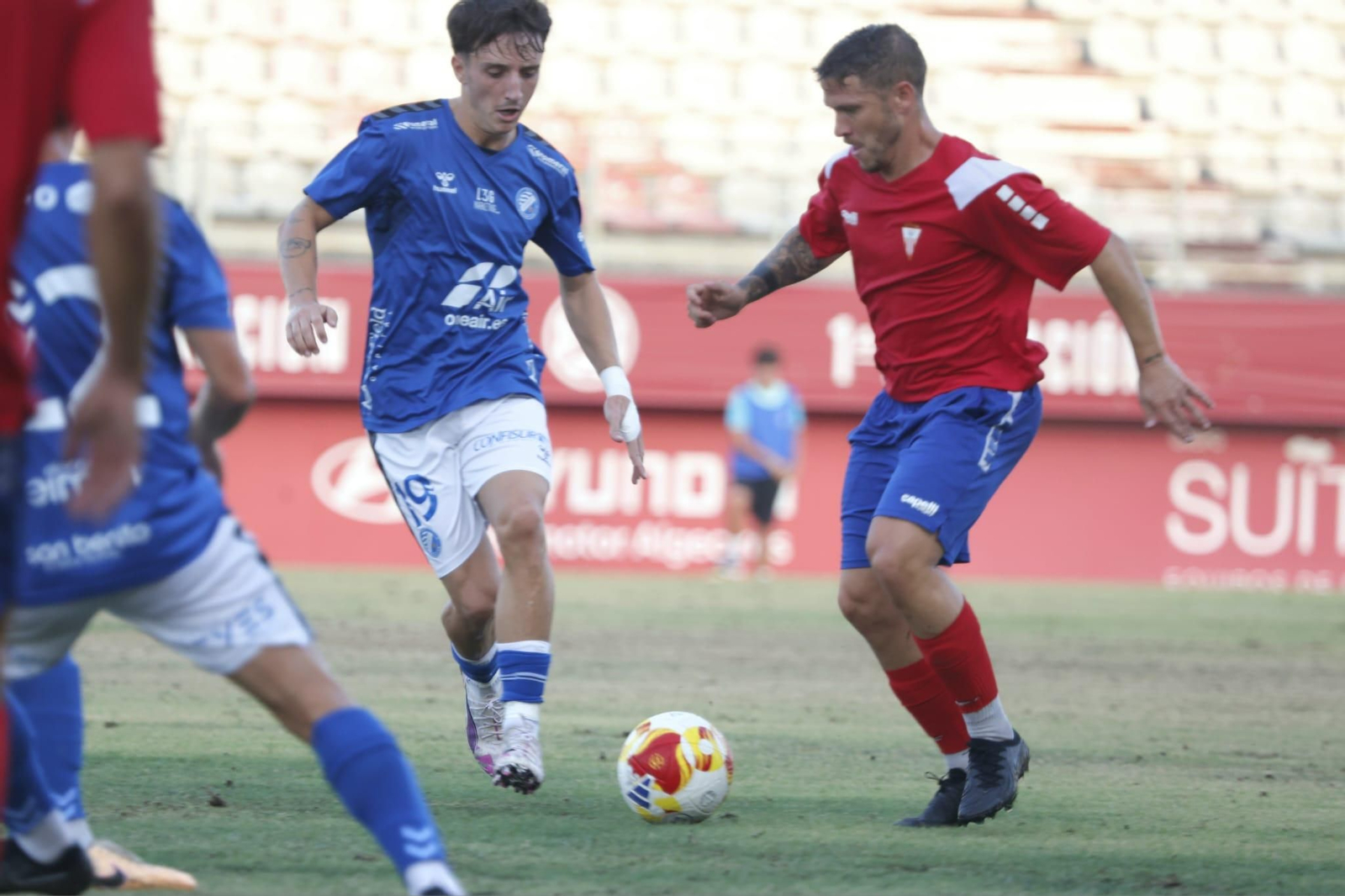 Iglesias lucha por el balón con un jugador del Algeciras.